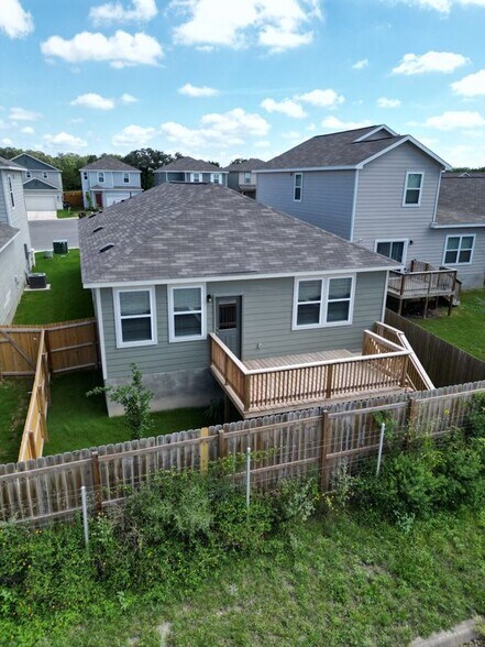 Building Photo - 14702 Emerio Dr