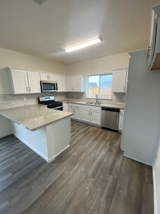 Building Photo - 3928-3928 S Burke St