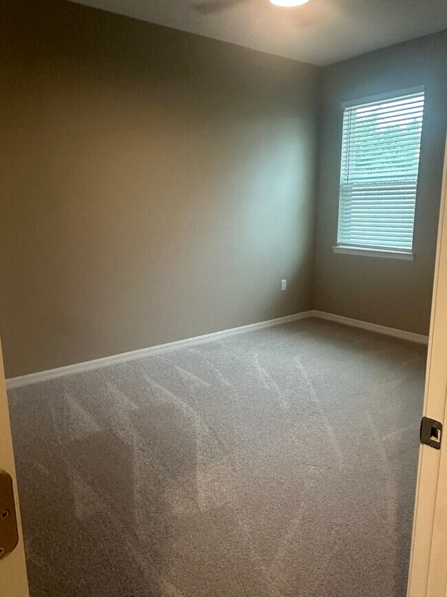 Building Photo - 1300 Plumbago Ct