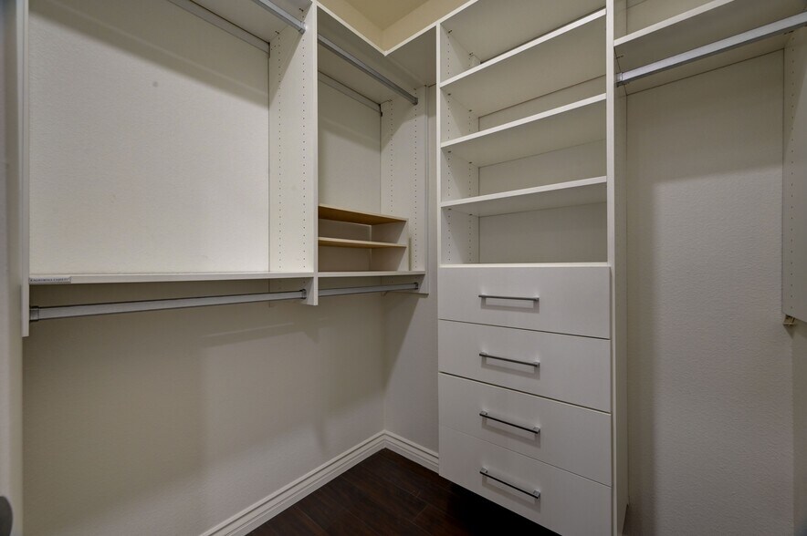 Building Photo - 251 S Green Valley Pky