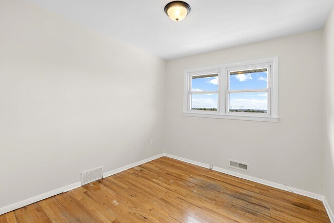 Building Photo - 689 9th St