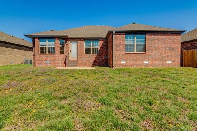 Building Photo - Beautiful all brick 3 bed 2 bath house in ...