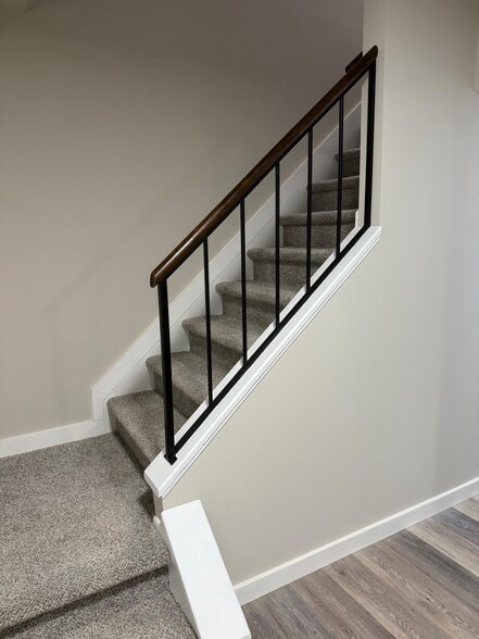 Building Photo - 6580 Fairway Dr W