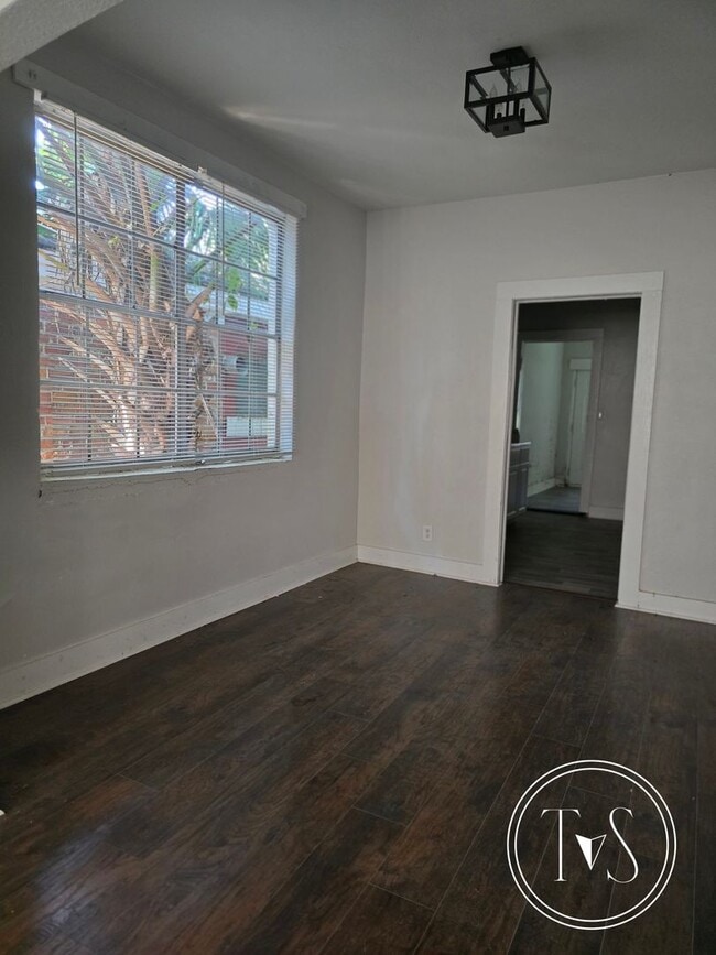Building Photo - RATE DROP ALERT! (was $1945/month)