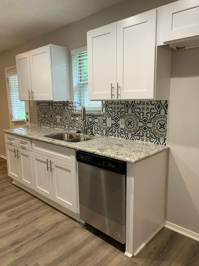 Building Photo - 404 Live Oak Dr