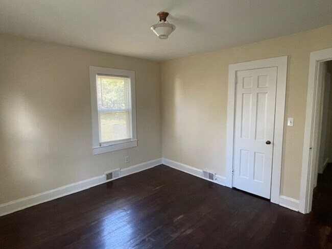 Building Photo - Perfect Home In Center of Winston-Salem!