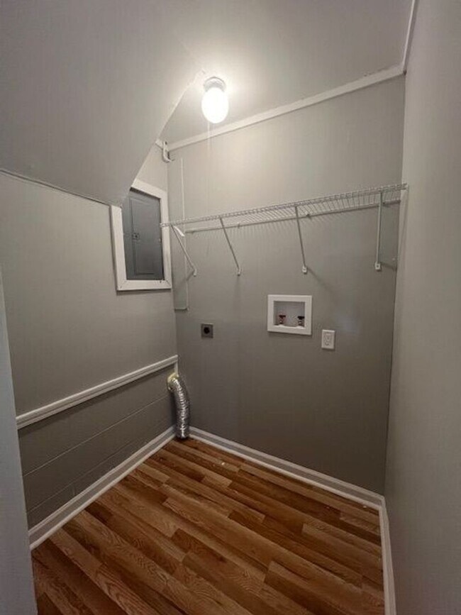 Building Photo - Remodeled 4 Bed 2 Bath House