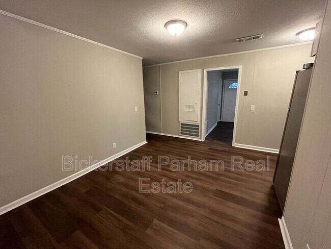 Building Photo - 403 Raintree St