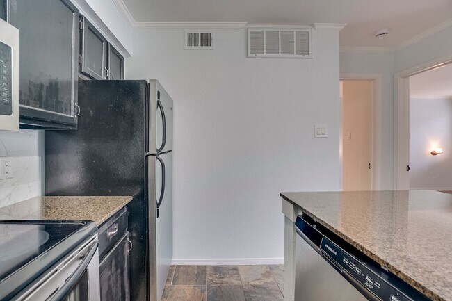 Building Photo - 8888 Tallwood Dr