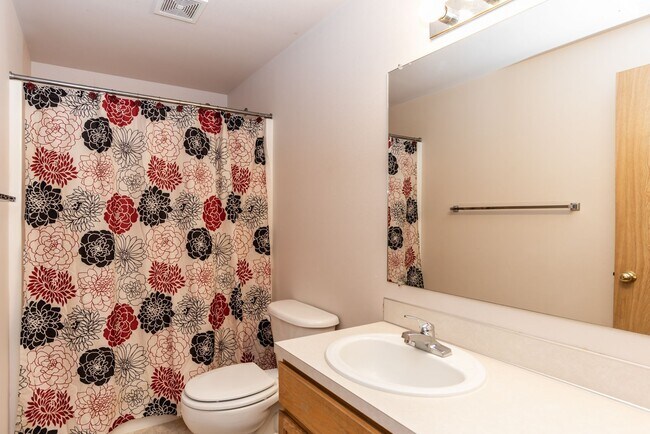 Building Photo - Charming 3-Bedroom Home in Redmond: Spacious Yard & Prime Location!