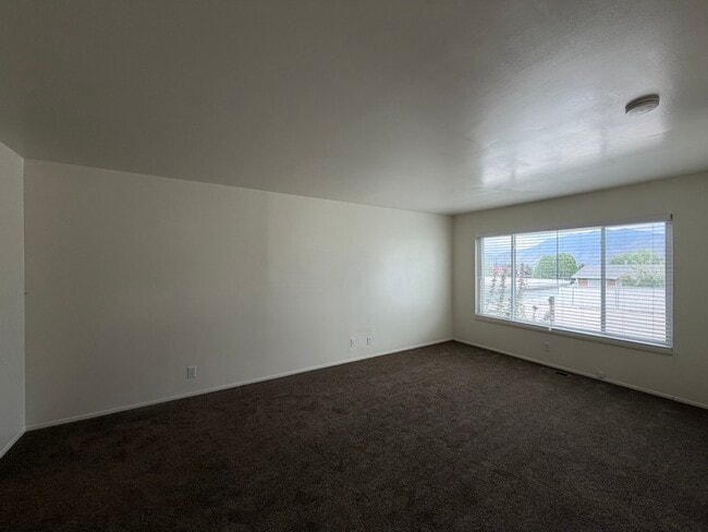Building Photo - 744-746 E 200 N