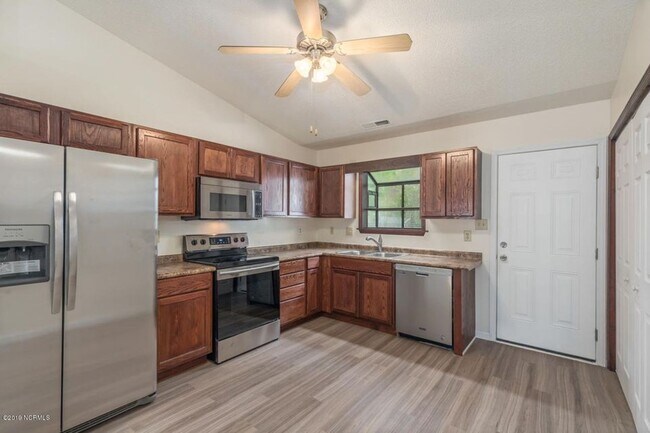 Building Photo - 2 Bedroom, 2 Bathroom Home