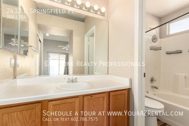 Building Photo - 2432 E Springfield Pl