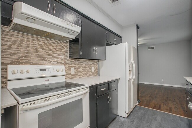 Building Photo - $500 Off Move In Special – First Month