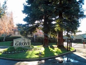 Building Photo - 3 bedroom, 2 ½ bath townhouse, located in The Grove gated community