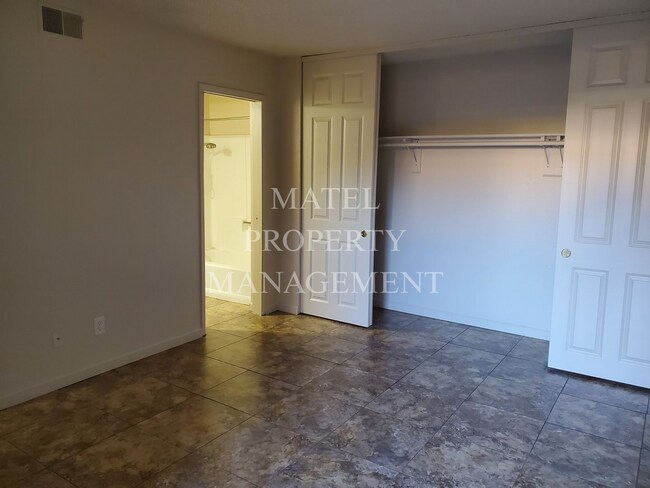 Building Photo - FLO1313