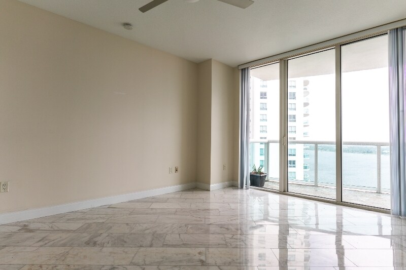 Building Photo - 231 Riverside Dr