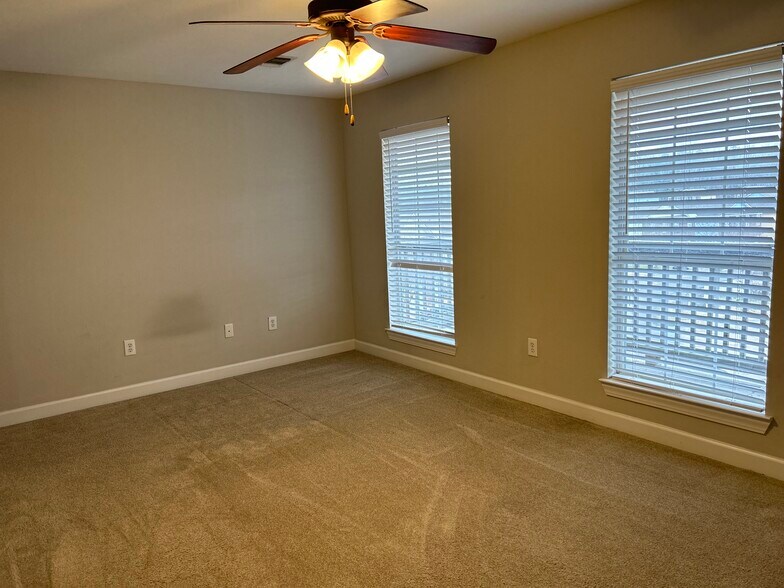 Building Photo - 1313 Saint Andrews Ln