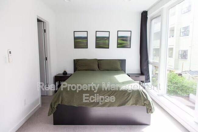 Building Photo - 8819 Midvale Ave N