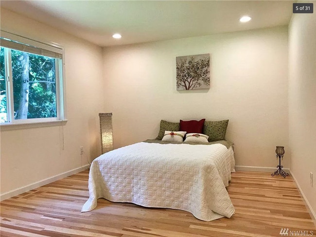 Building Photo - 305 N 188th St