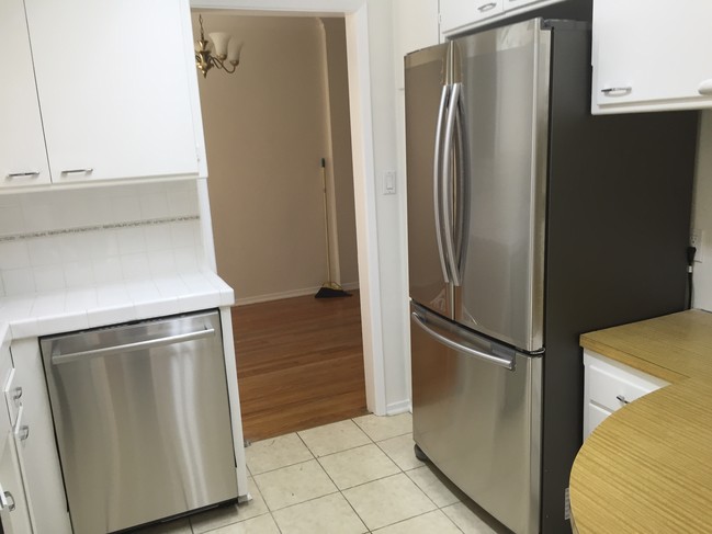 Kitchen New Refrigerator / Bosch Dishwasher - 144 S Roxbury Dr