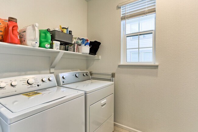 Building Photo - 3 Bedroom 3 Bath in Mosaic!