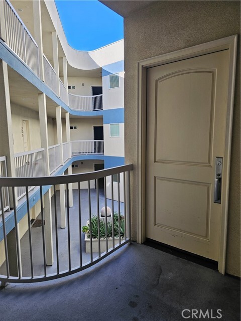 Building Photo - 214 S Alexandria Ave