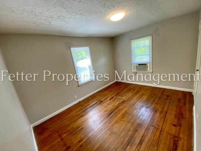 Building Photo - 1228