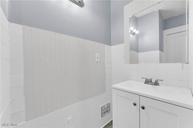 Building Photo - 204 Broad Ave NW