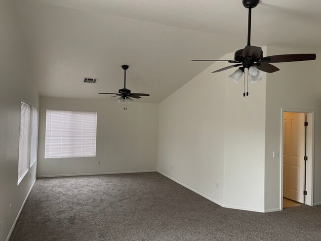 Building Photo - 3 Bed/2.5 Bath 2-Level Home with Loaded Kitchen! Washer/Dryer! Big backyard!