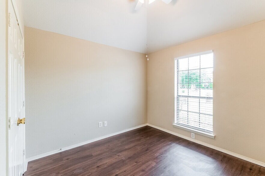 Building Photo - 2624 Beeman Dr