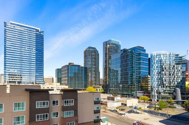 Building Photo - 2Bd/1.75Ba Bellevue Condo