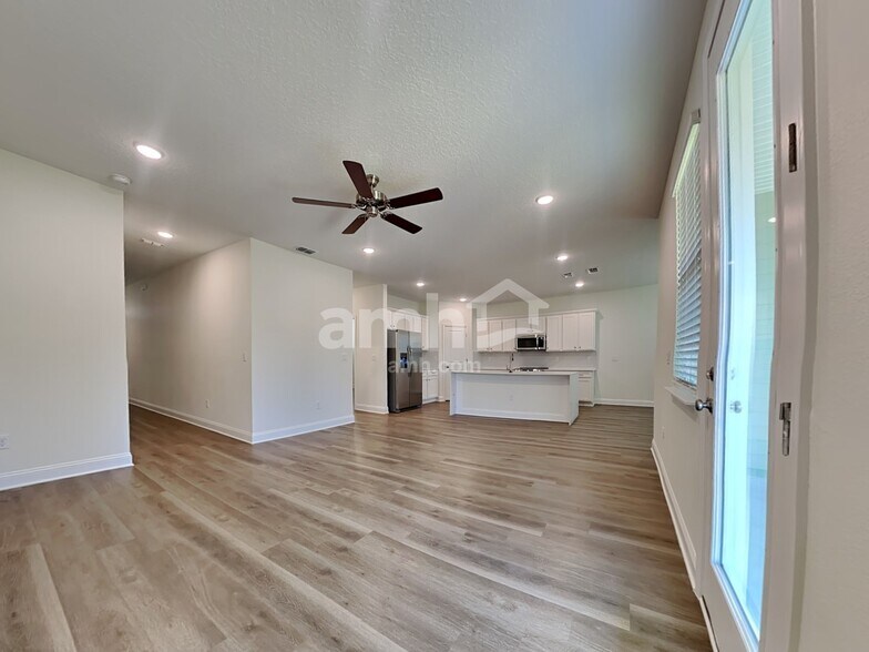 Building Photo - 11637 Hillside Dr