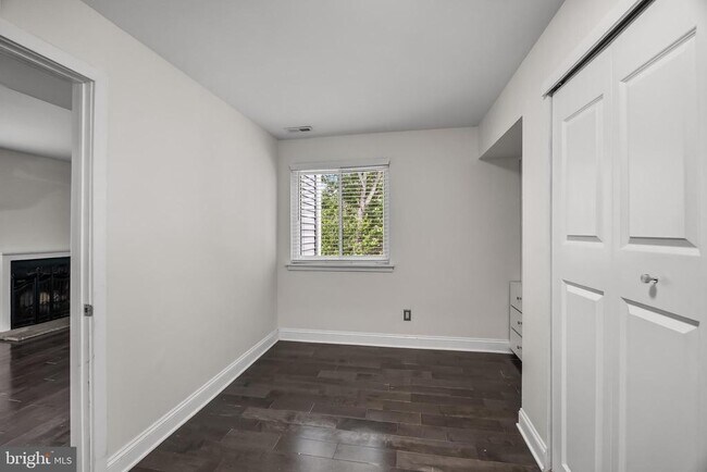 Building Photo - 702 Abbey Ct