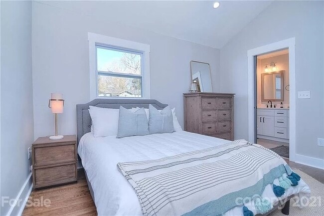 Building Photo - Remodeled 3 bed, 2 bath home in Plaza-Shamrock!