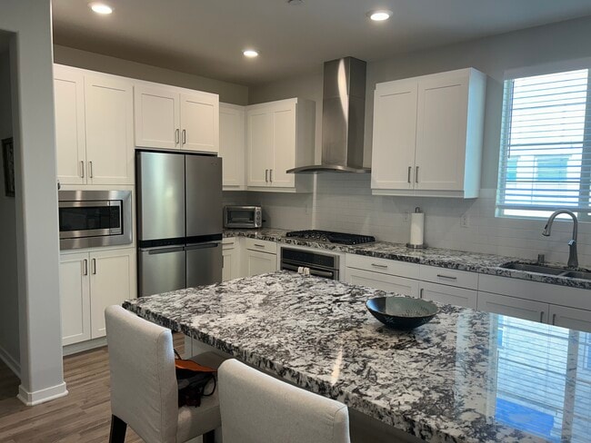 Building Photo - 212 Paramount