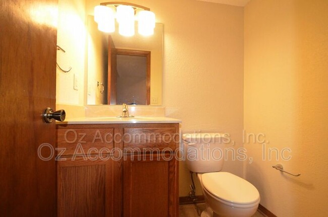 Building Photo - 311 NE Timbercreek Dr