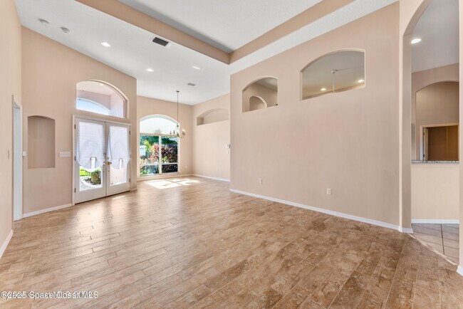 Building Photo - 537 Lake Victoria Cir