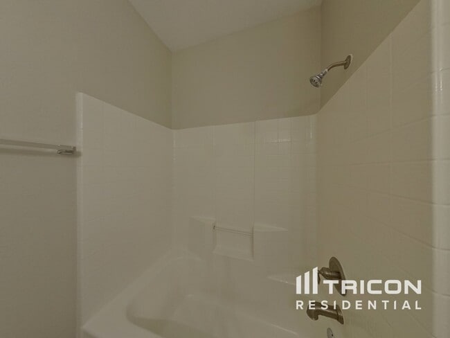 Building Photo - 2989 Lakeview Cir