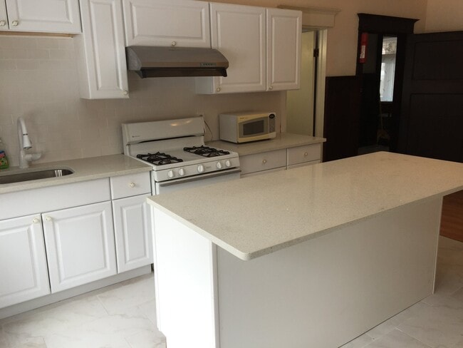 Building Photo - 746 Broughton St