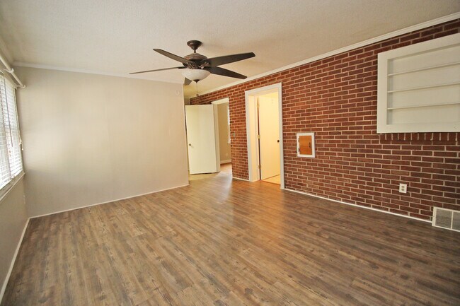 Building Photo - 2807 Holt Dr