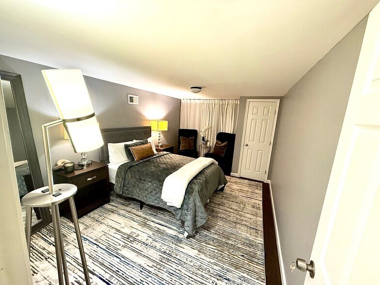 Building Photo - 6525 Kenova St