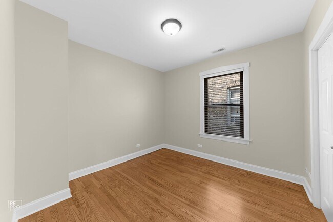 Building Photo - 2-Bedroom Gem in Oak Park Historic District
