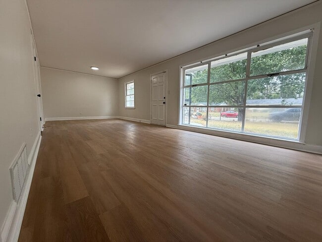 Building Photo - 3979 Thomas Ave