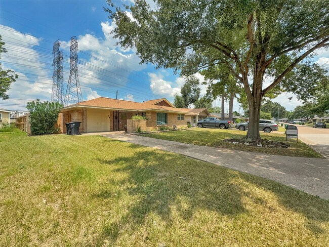 Building Photo - 2202 Stonecrest Dr