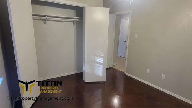 Building Photo - Remodeled 2Bed/1Bath Apartment