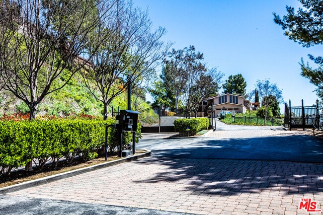 Building Photo - 182 Comanche