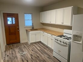 Building Photo - 318 W 8th Ave