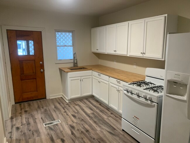 Building Photo - 318 W 8th Ave