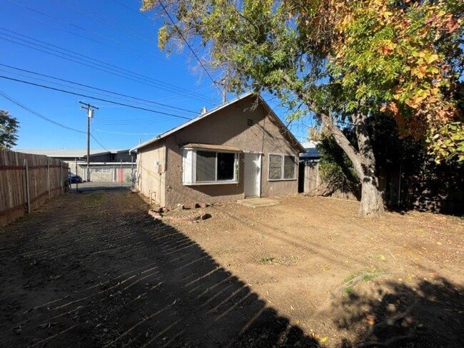 Building Photo - Unique 1 Bedroom House with Private yard